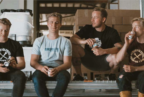 Group picture of the Zomerdijk brothers, all holding a can of Moersleutel beer