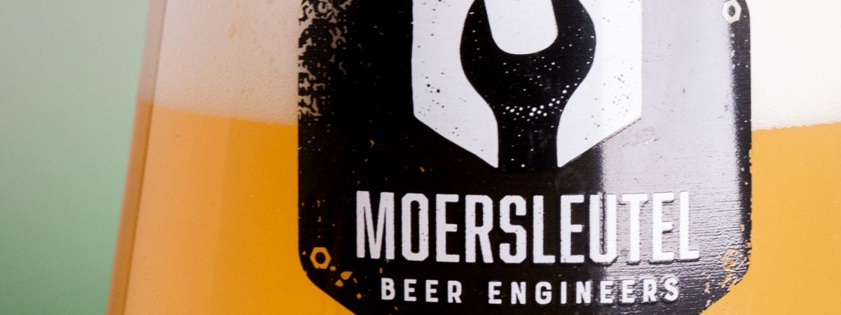 IPA Lover, Moersleutel Teku glass filled with hazy IPA beer