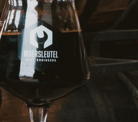 Glas donkere imperial stout perfect met gerijpte Gouda voor een proeverij van ambachtelijk bier en kaas