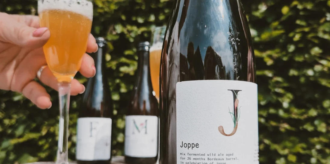 Wild ale Joppe van Zomerdijk Brewing &amp; Blending met ingeschonken glas, onderdeel van de 9Y Summer Release