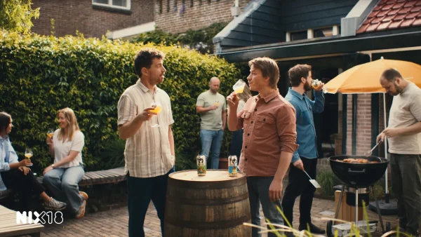 Moersleutel beer tasting with friends during bbq commercial